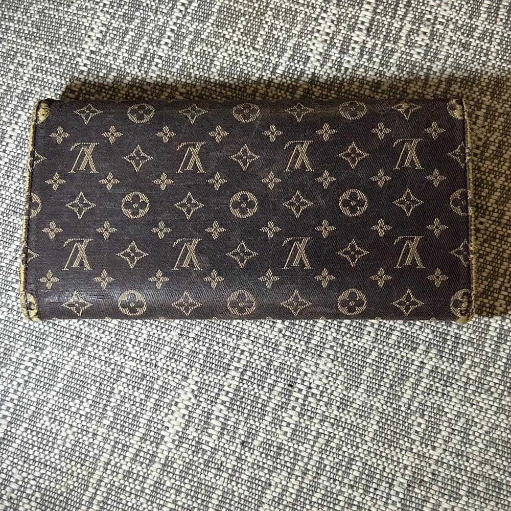 377.  Louis Vuitton Mini Lin Sarah Wallet w/COA